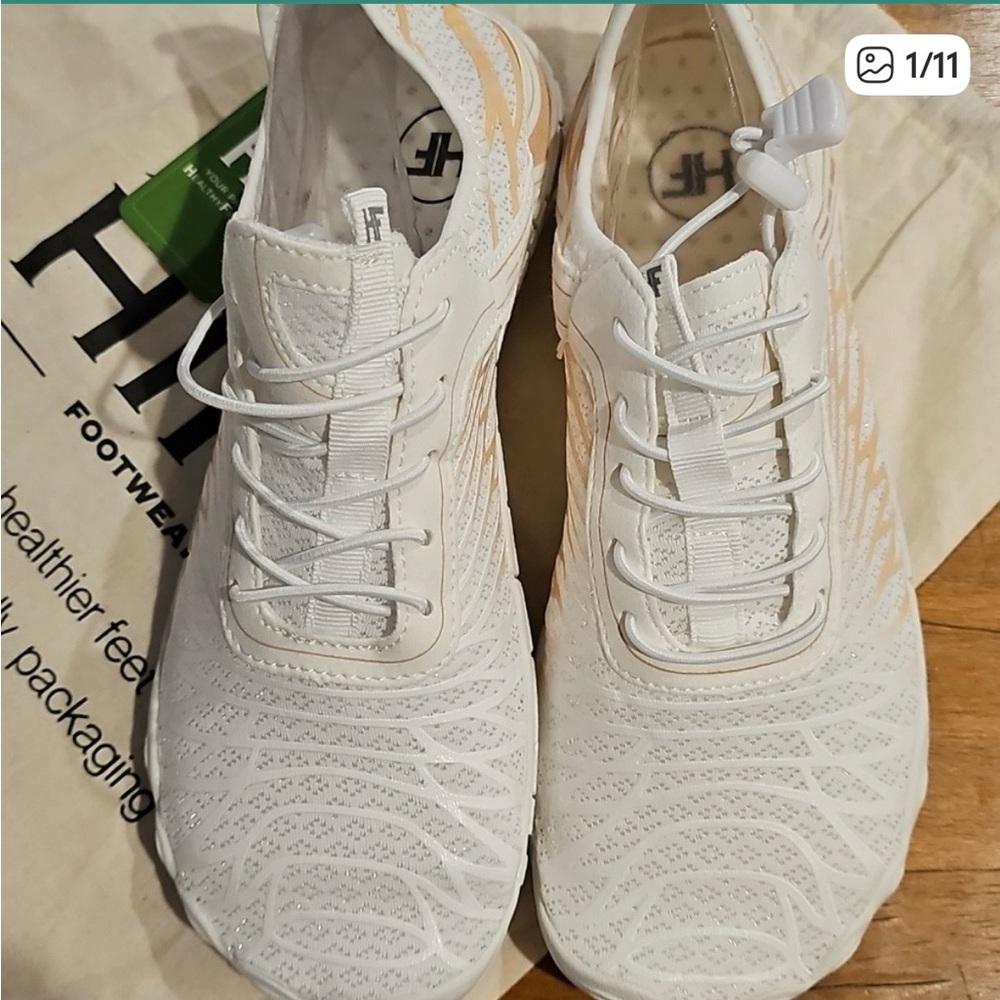 NWT HIKE LORAX FOOTWEAR  white/peach Shoes sneakers 39 8-8.5
